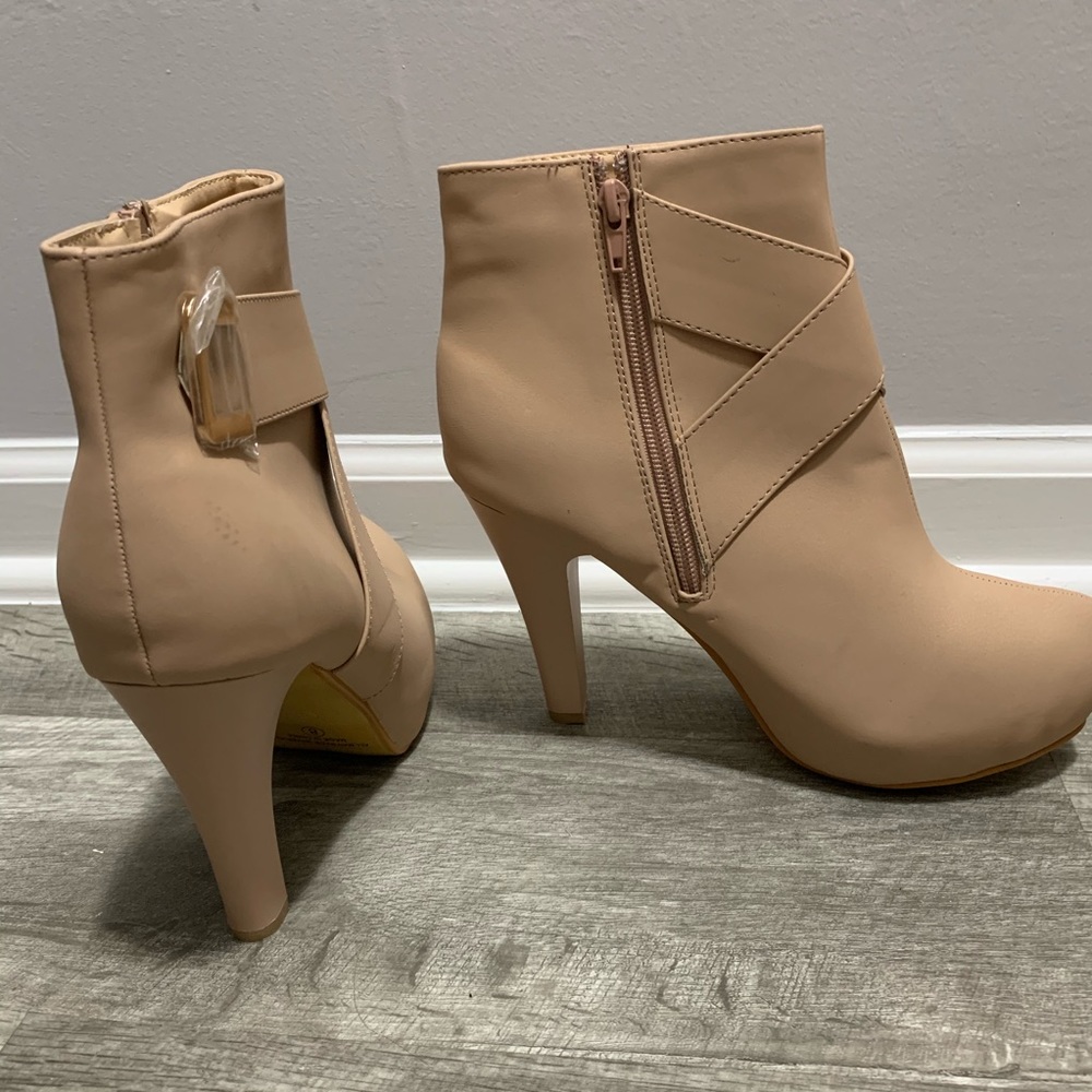 NEW White/Cream Heeled Ankle Booties - Picture 2 of 3